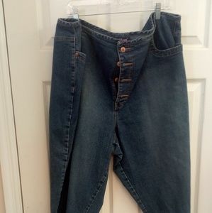 LA Blues Denim Button Up Capris! Size 28W!